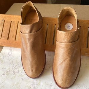 Beek .Puffin Leather Booties. Saddle.